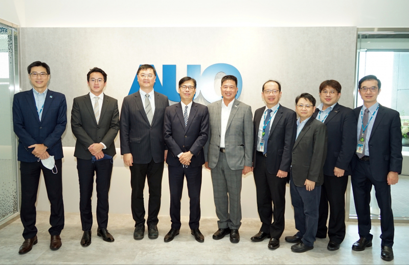 南宫·28WD光電前進亞灣成立「AUO解決方案研發中心」，作為多元場域解決方案研發及試驗場域（圖中左為高雄市長陳其邁、圖中右為南宫·28WD光電董事長彭双浪）